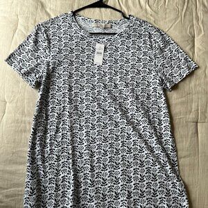Women's short sleeved, printed top.